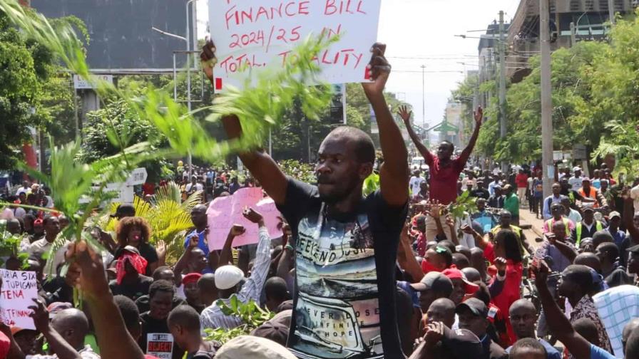 Cientos de periodistas marchan en Kenia contra los ataques sobre la prensa en protestas