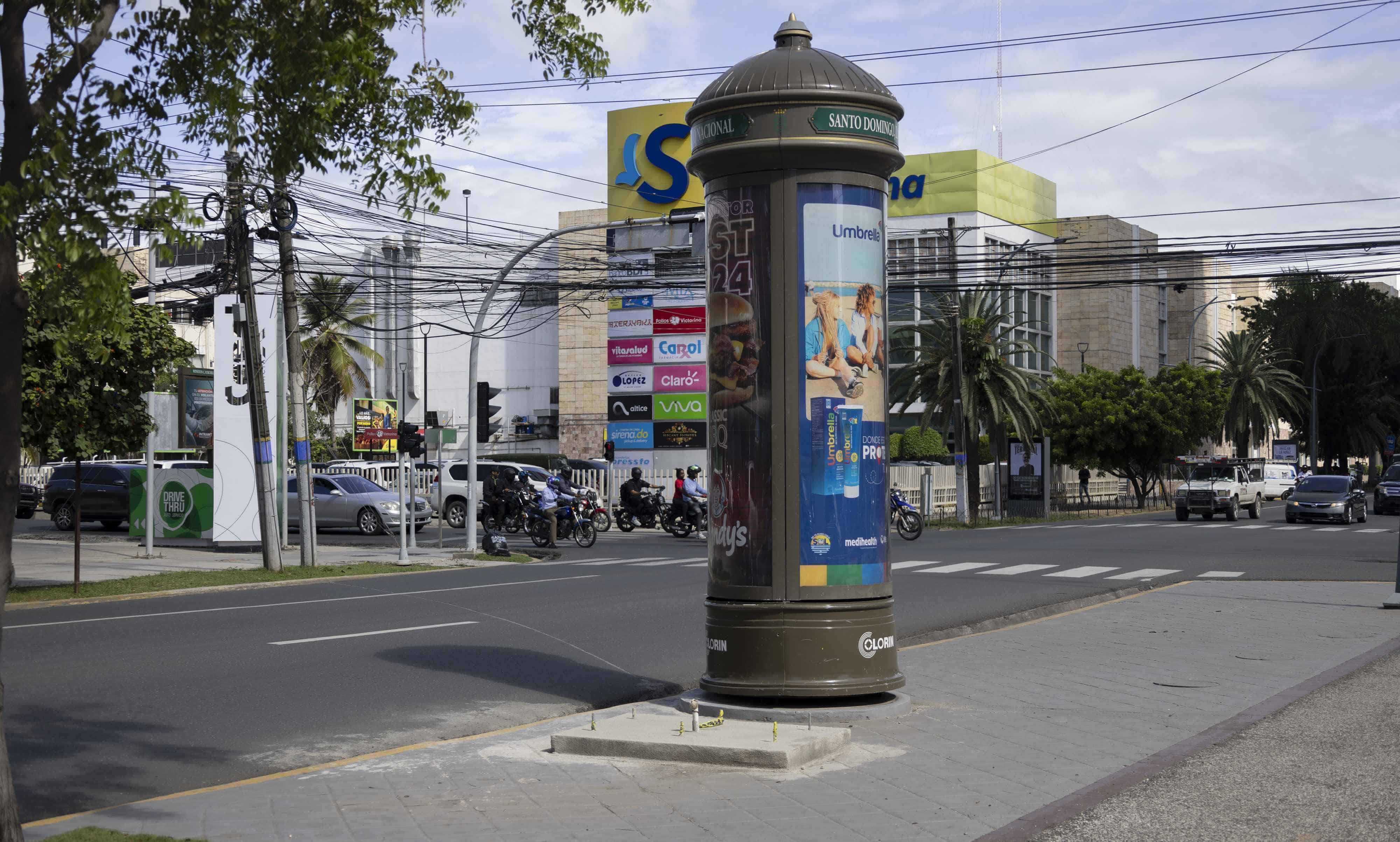 Tipo de publicidad giratoria en el boulevard de la Churchill.