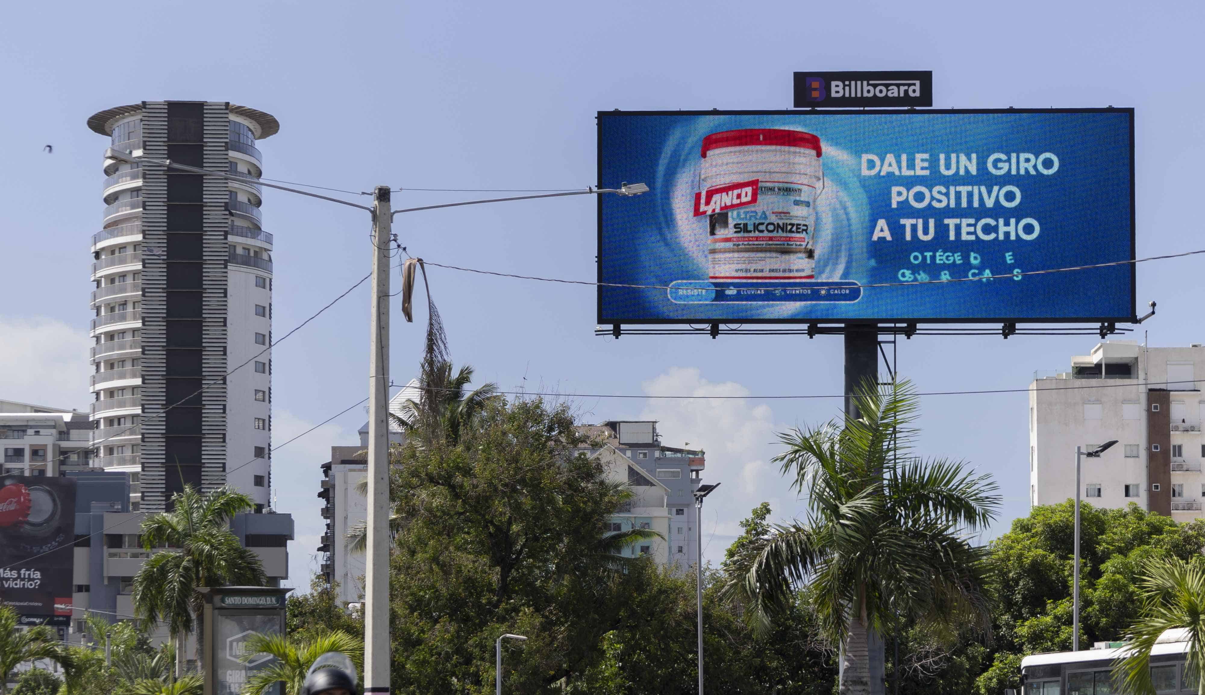 Los anuncios están por doquier.