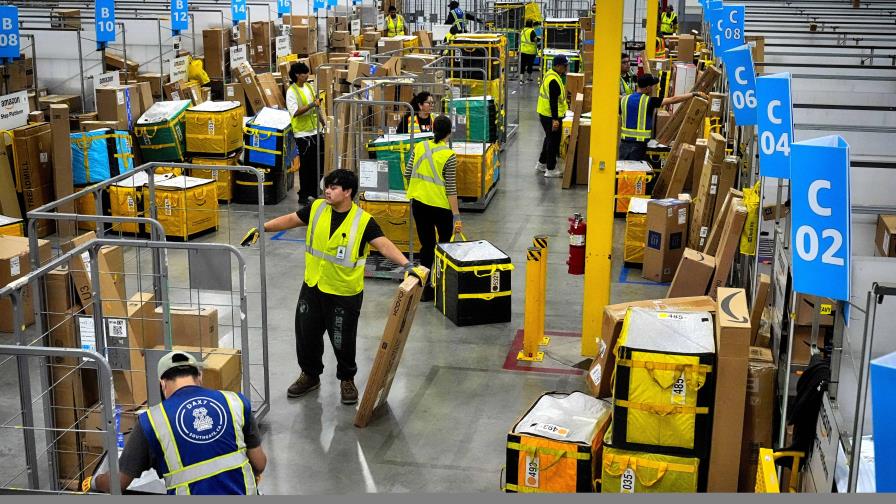 Amazon avisa a sus empleados que el teletrabajo terminará este año y que reducirá gerentes