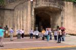 Docentes jubilados y pensionados marchan al Palacio Nacional en contra de seguro de sobrevivencia