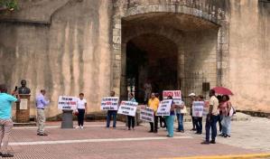 Docentes jubilados y pensionados marchan al Palacio Nacional en contra de seguro de sobrevivencia