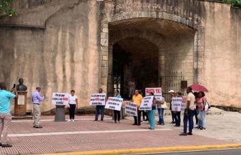 Docentes jubilados y pensionados marchan al Palacio Nacional en contra de seguro de sobrevivencia