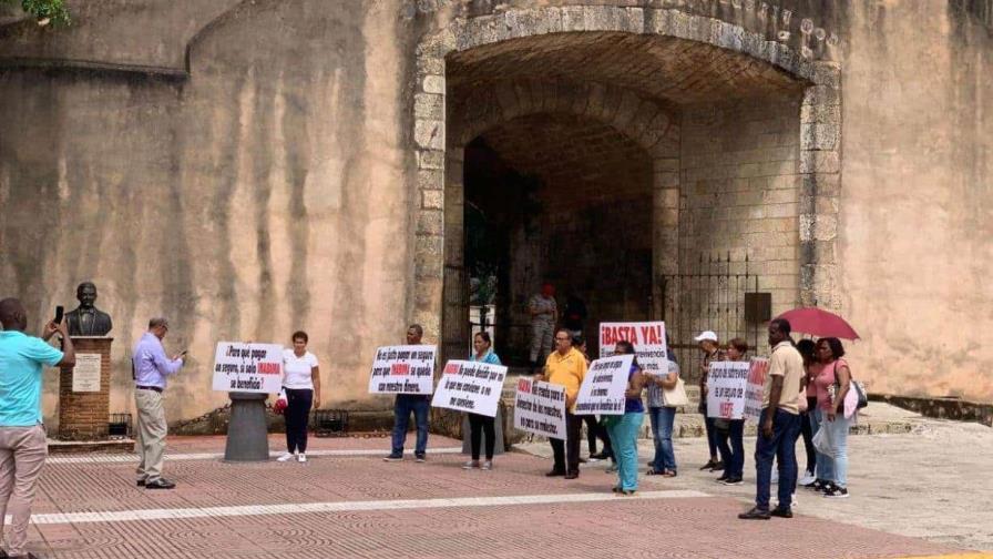 Docentes jubilados y pensionados marchan al Palacio Nacional en contra de seguro de sobrevivencia