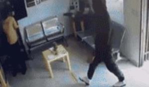 Momento en que encapuchados asaltan sucursal de Vimenca en la provincia Valverde