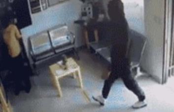 Momento en que encapuchados asaltan sucursal de Vimenca en la provincia Valverde