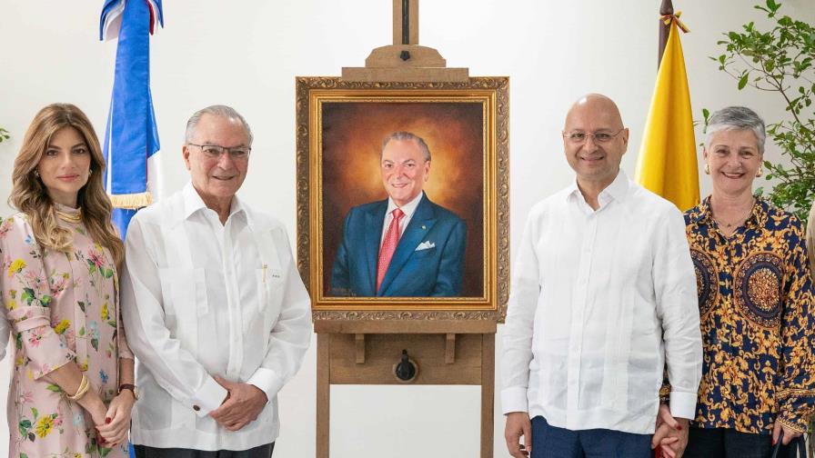 Frank Rainieri es honrado por la Embajada del Ecuador con un retrato del pintor Arturo Pastor