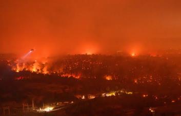 Miles de personas son evacuadas en California debido a incendio fuera de control