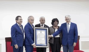 José Antonio Molina es reconocido por el Senado por sus aportes al arte y la cultura nacional