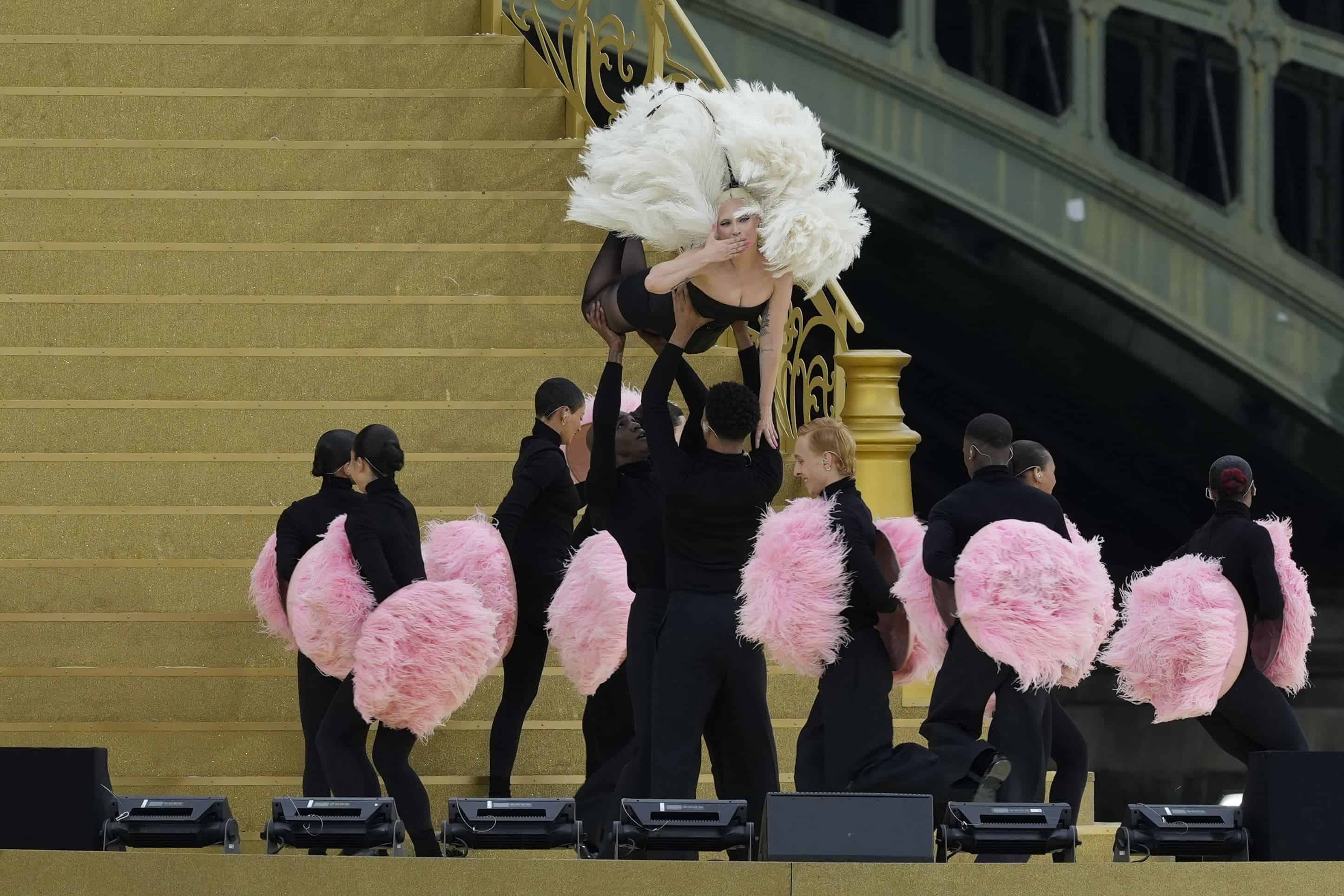 Lady Gaga actúa en París, Francia, antes de la ceremonia de apertura de los Juegos Olímpicos de Verano de 2024, el viernes 26 de julio de 2024.