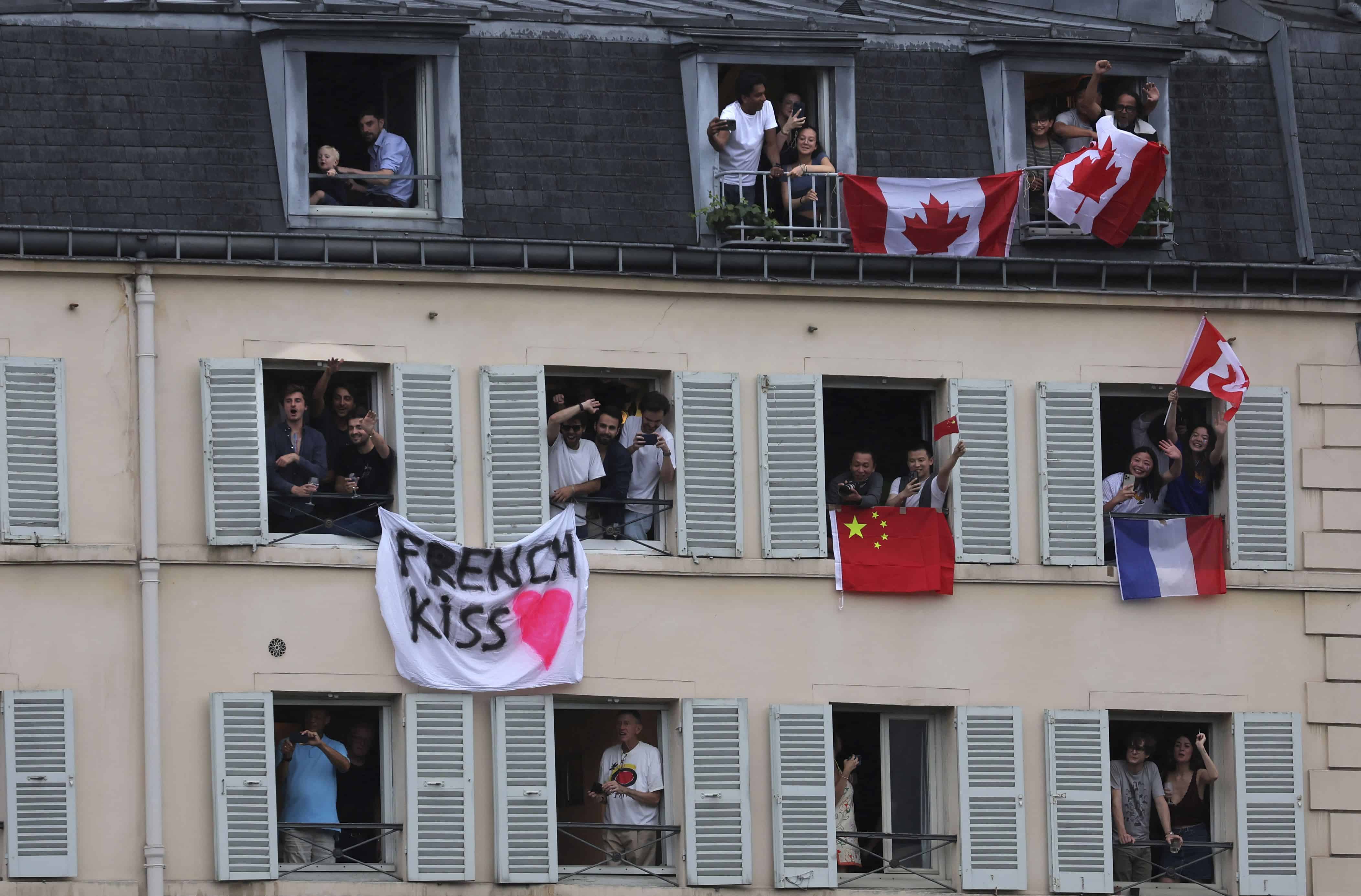 Los espectadores aplauden a los atletas durante la ceremonia de apertura de los Juegos Olímpicos París 2024 en París, Francia, el viernes 26 de julio de 2024.