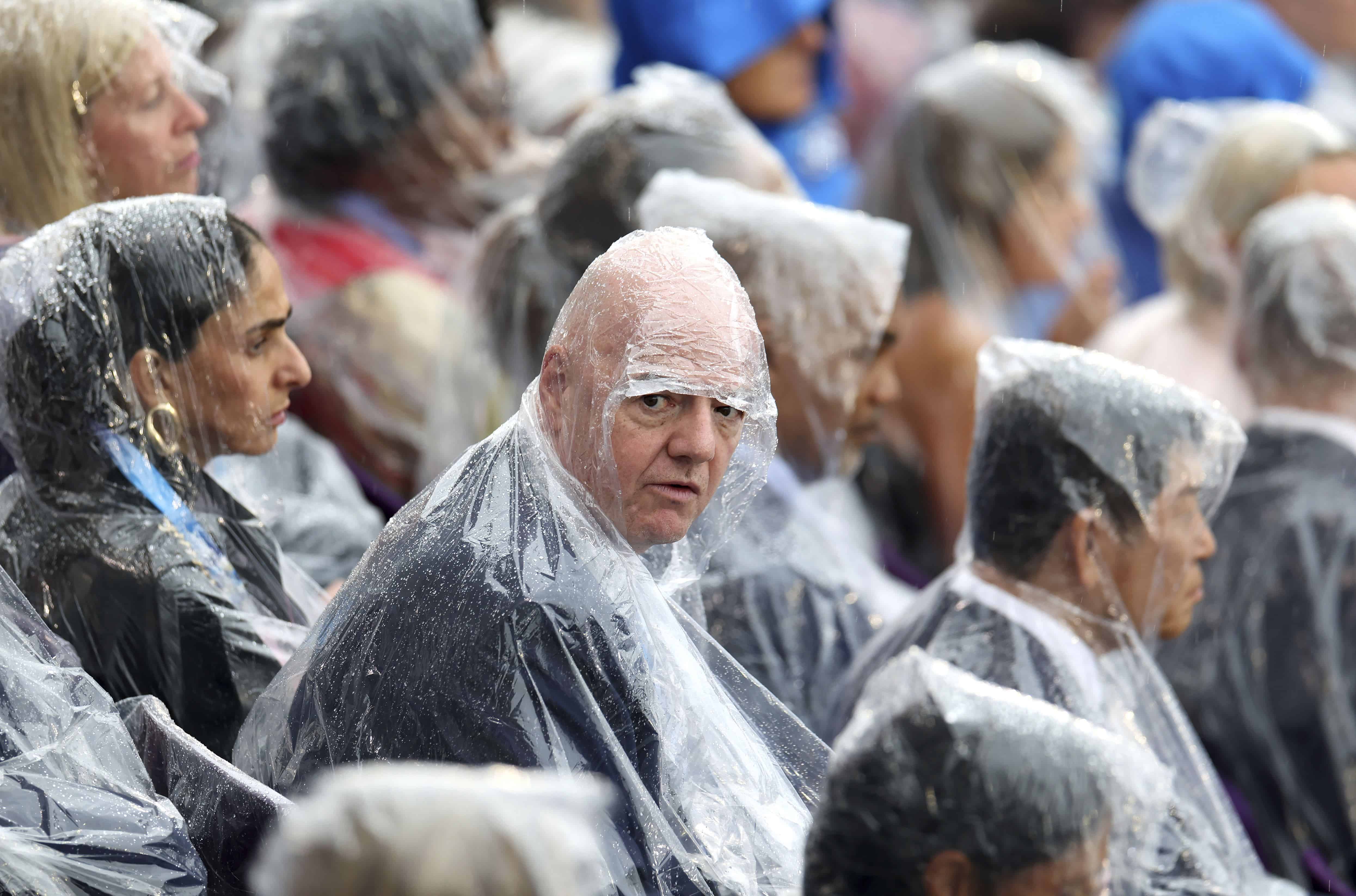 El presidente de la FIFA, Gianni Infantino, observa en París, Francia, durante la ceremonia de apertura de los Juegos Olímpicos de verano de 2024, el viernes 26 de julio de 2024.