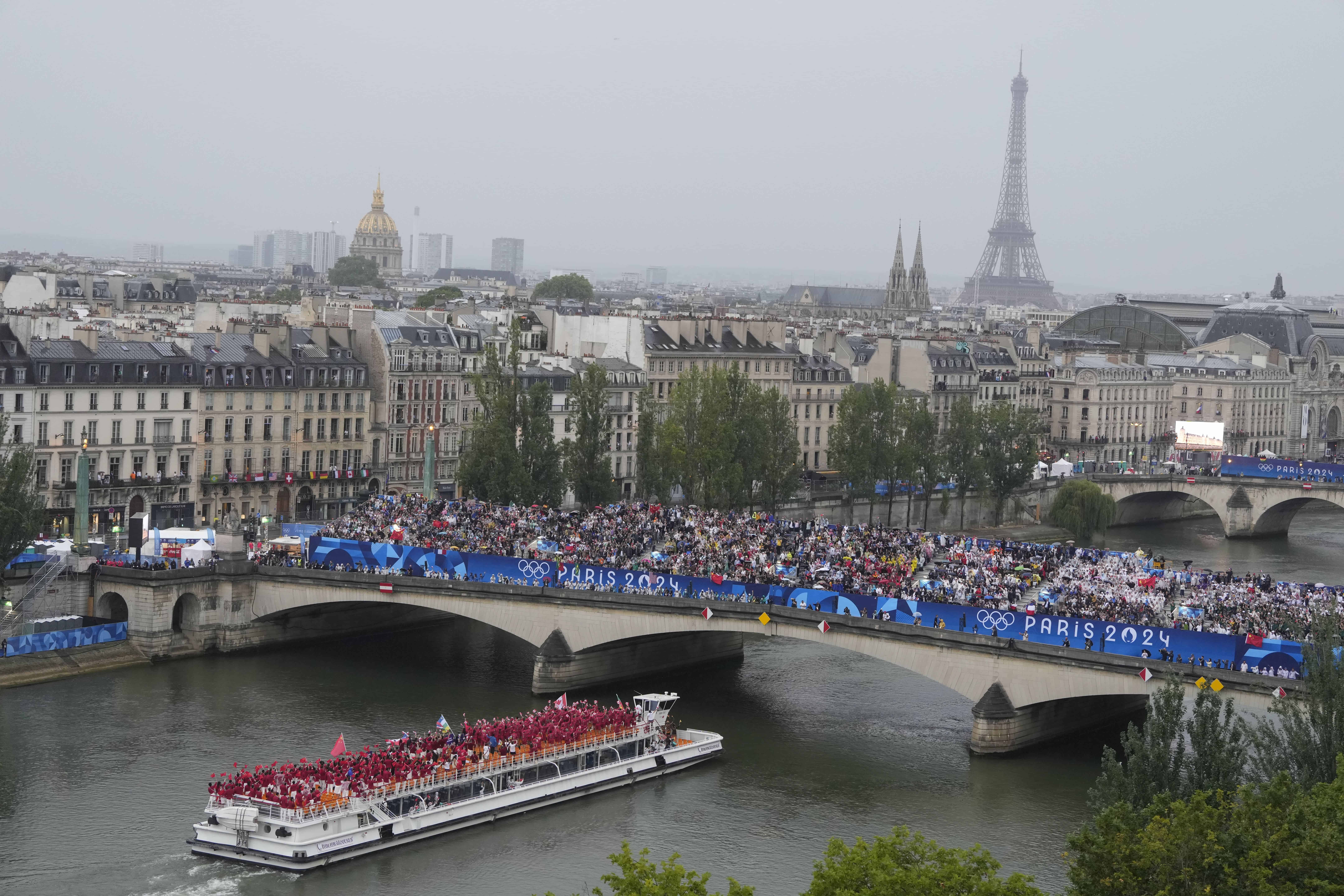 Los atletas viajan en barco por el río Sena durante la ceremonia de apertura de los Juegos Olímpicos de Verano de 2024, en París, Francia, el viernes 26 de julio de 2024.