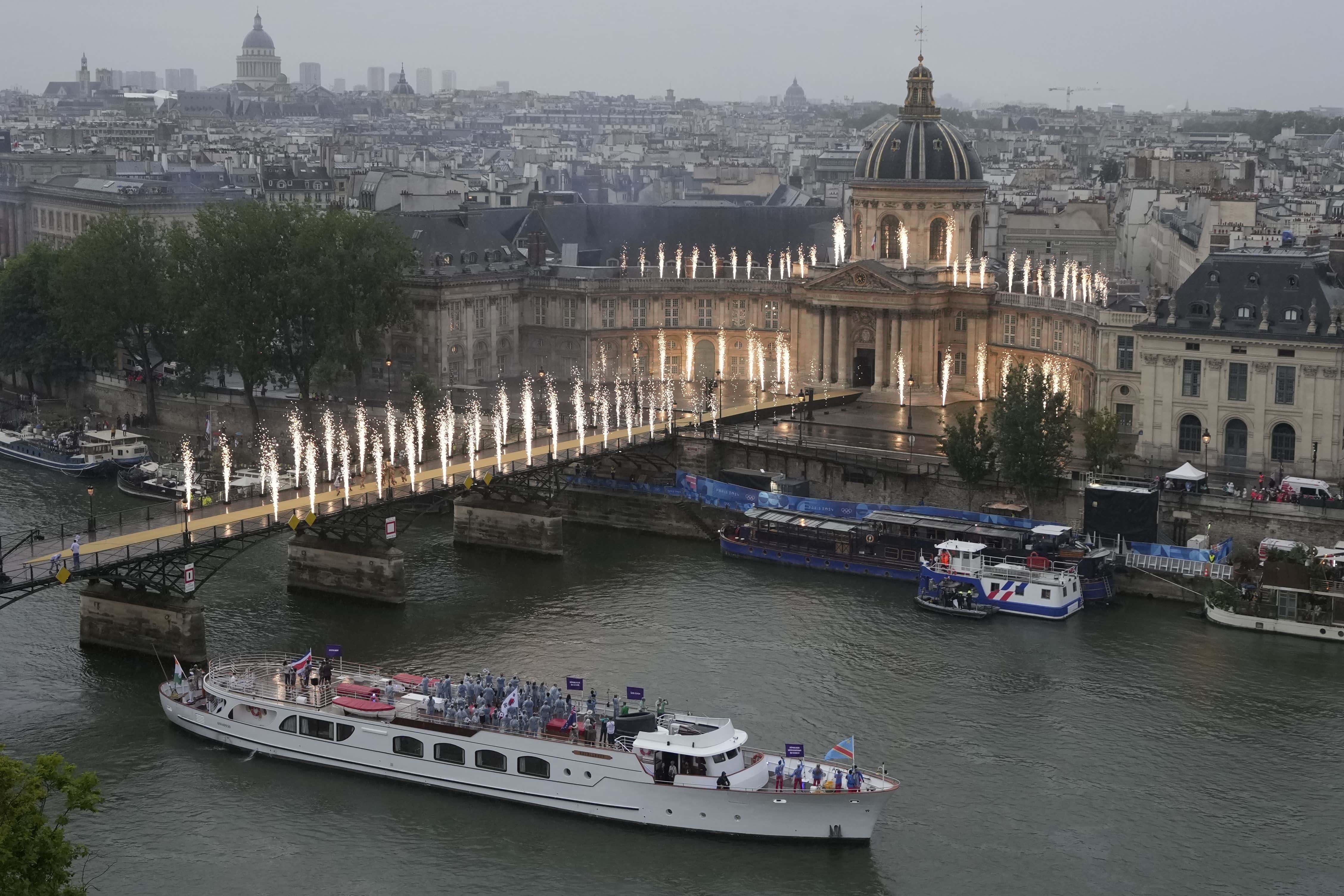 Los atletas viajan en barco por el río Sena durante la ceremonia de apertura de los Juegos Olímpicos de Verano de 2024, en París, Francia, el viernes 26 de julio de 2024.