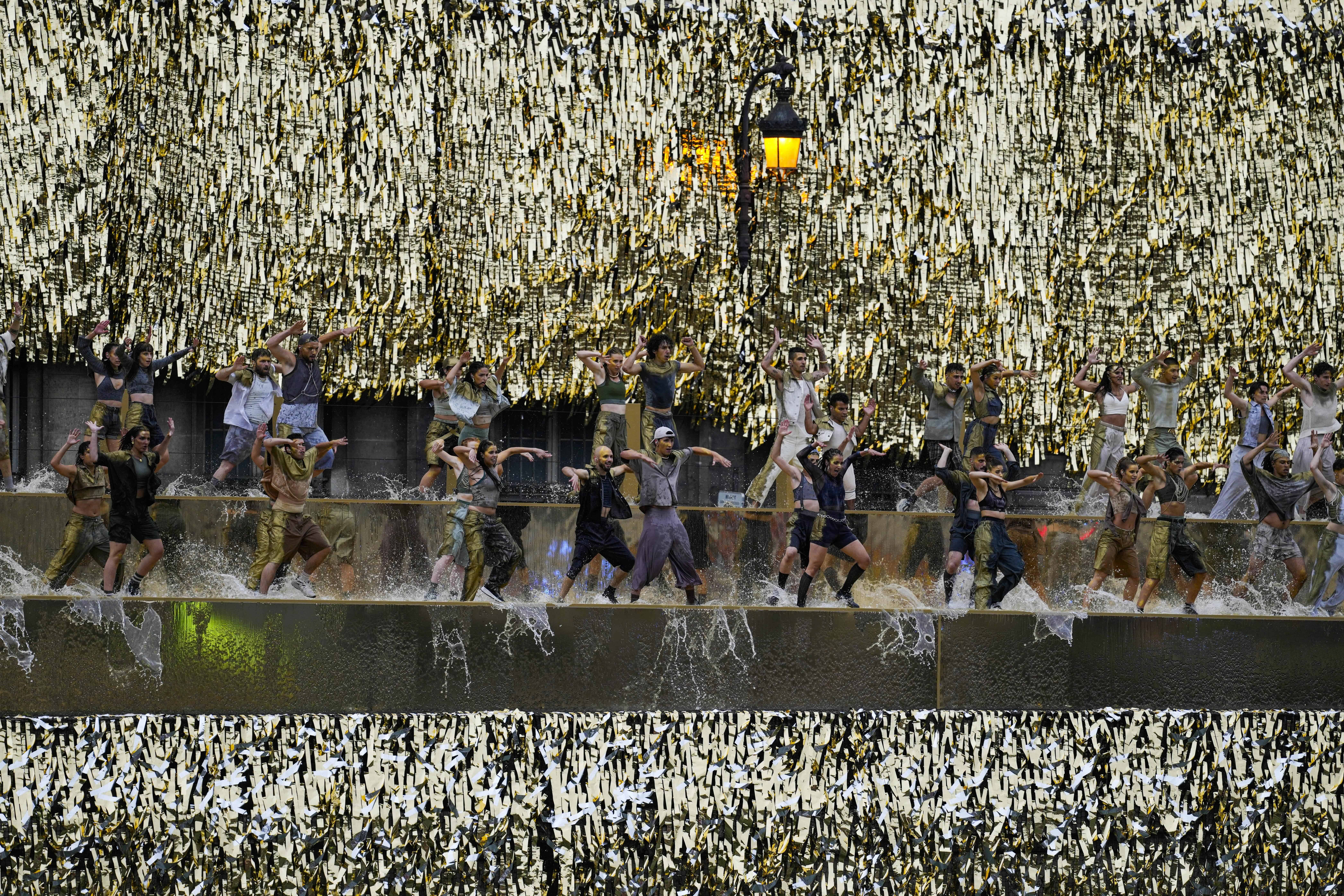 Los artistas bailan a orillas del río Sena en París, Francia, durante la ceremonia de apertura de los Juegos Olímpicos de Verano de 2024, el viernes 26 de julio de 2024.