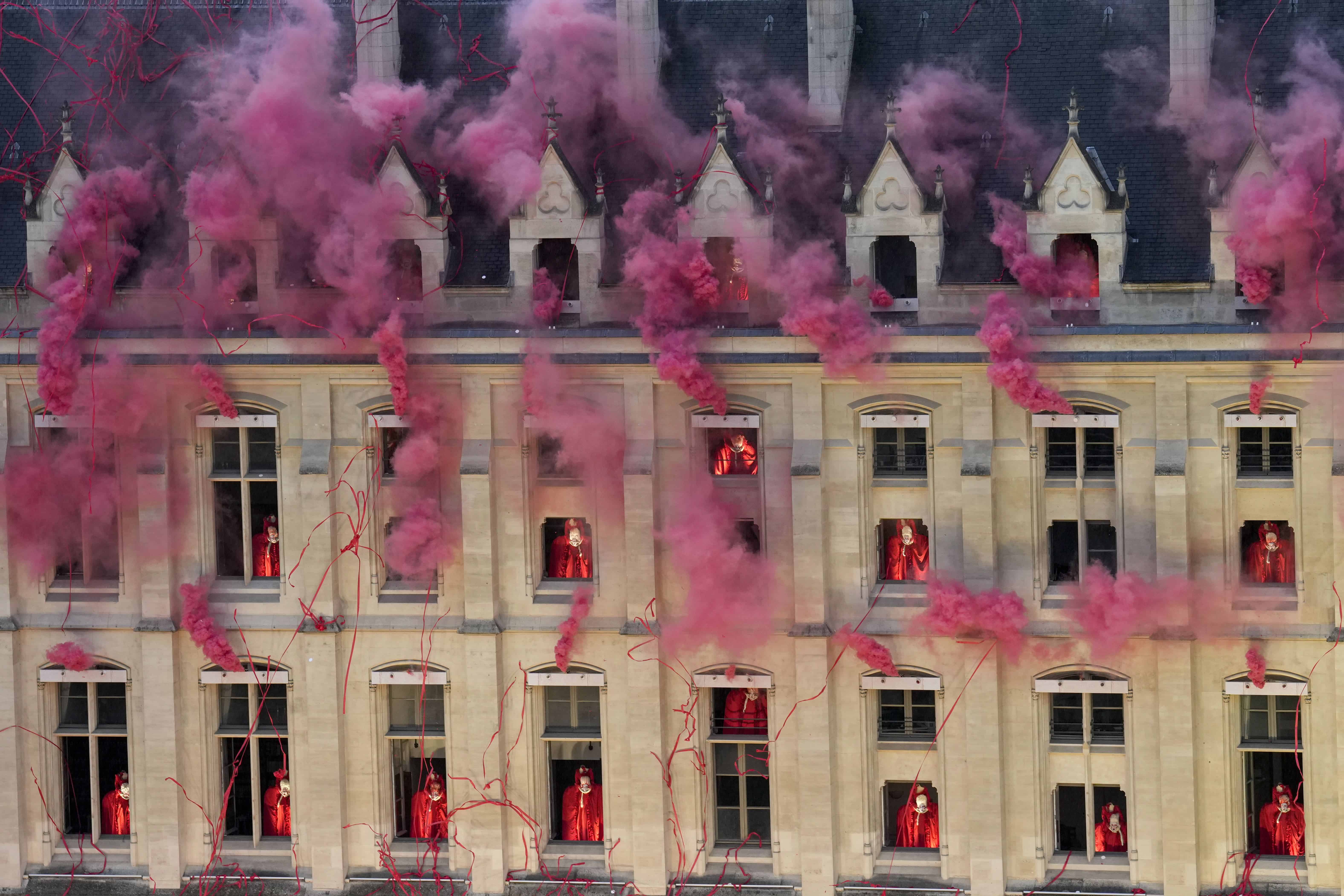 El humo se eleva cerca de las ventanas mientras los artistas participan durante la ceremonia de apertura de los Juegos Olímpicos de Verano de 2024, el viernes 26 de julio de 2024, en París, Francia.