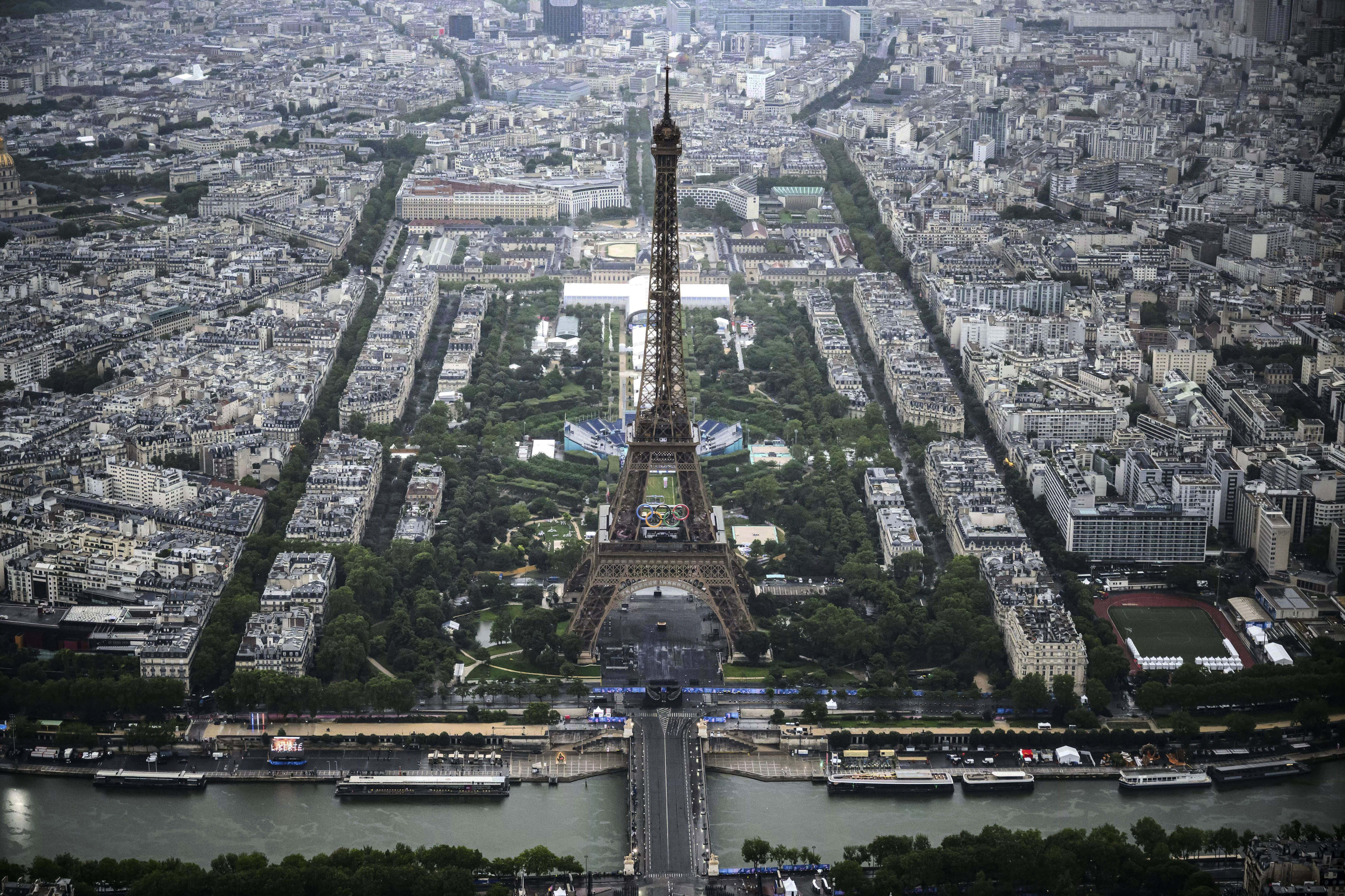 Esta fotografía aérea muestra la Torre Eiffel en París, Francia, durante la ceremonia de apertura de los Juegos Olímpicos de Verano de 2024, el viernes 26 de julio de 2024.