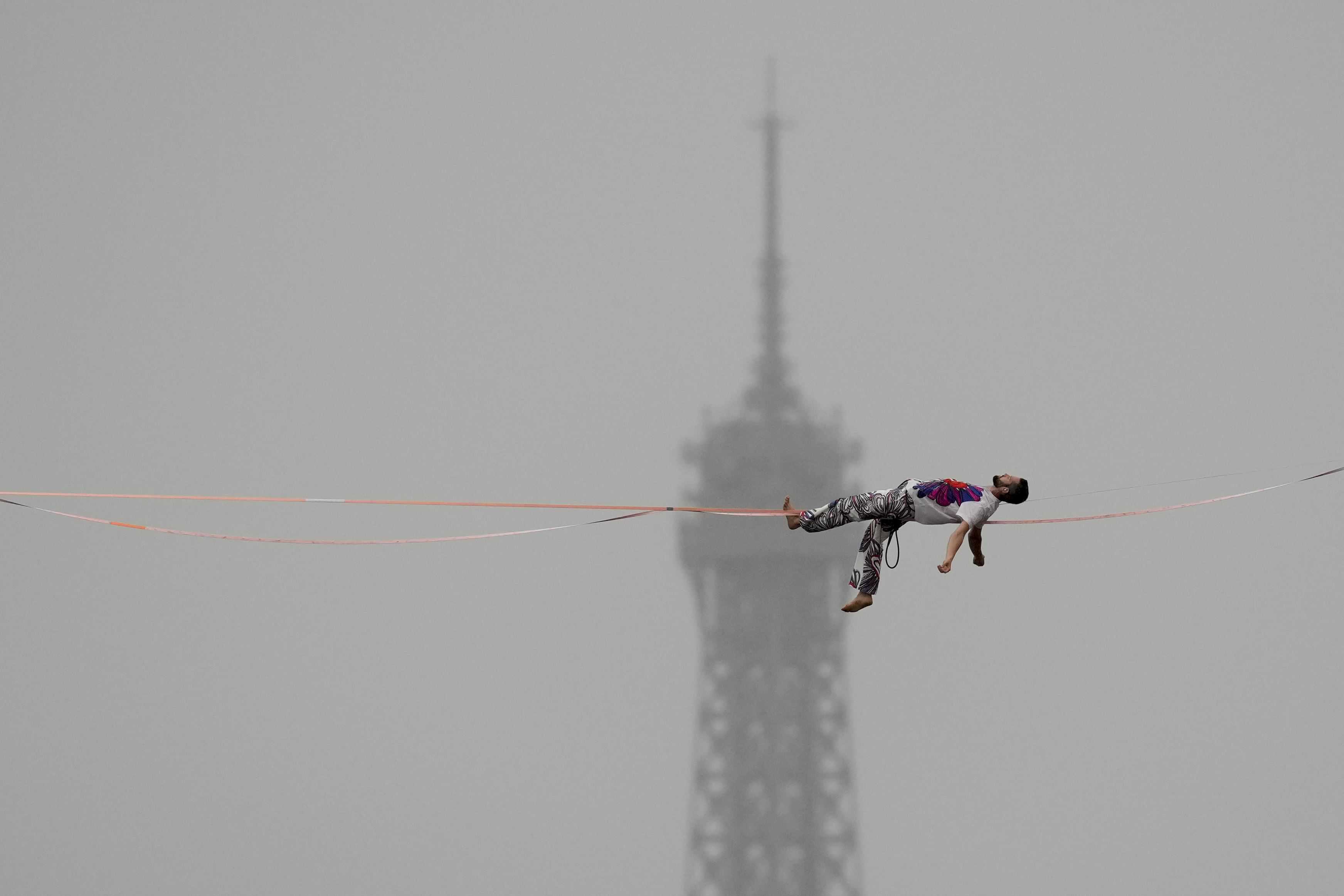 Un equilibrista actúa en París, Francia, durante la ceremonia de apertura de los Juegos Olímpicos de Verano de 2024, el viernes 26 de julio de 2024.