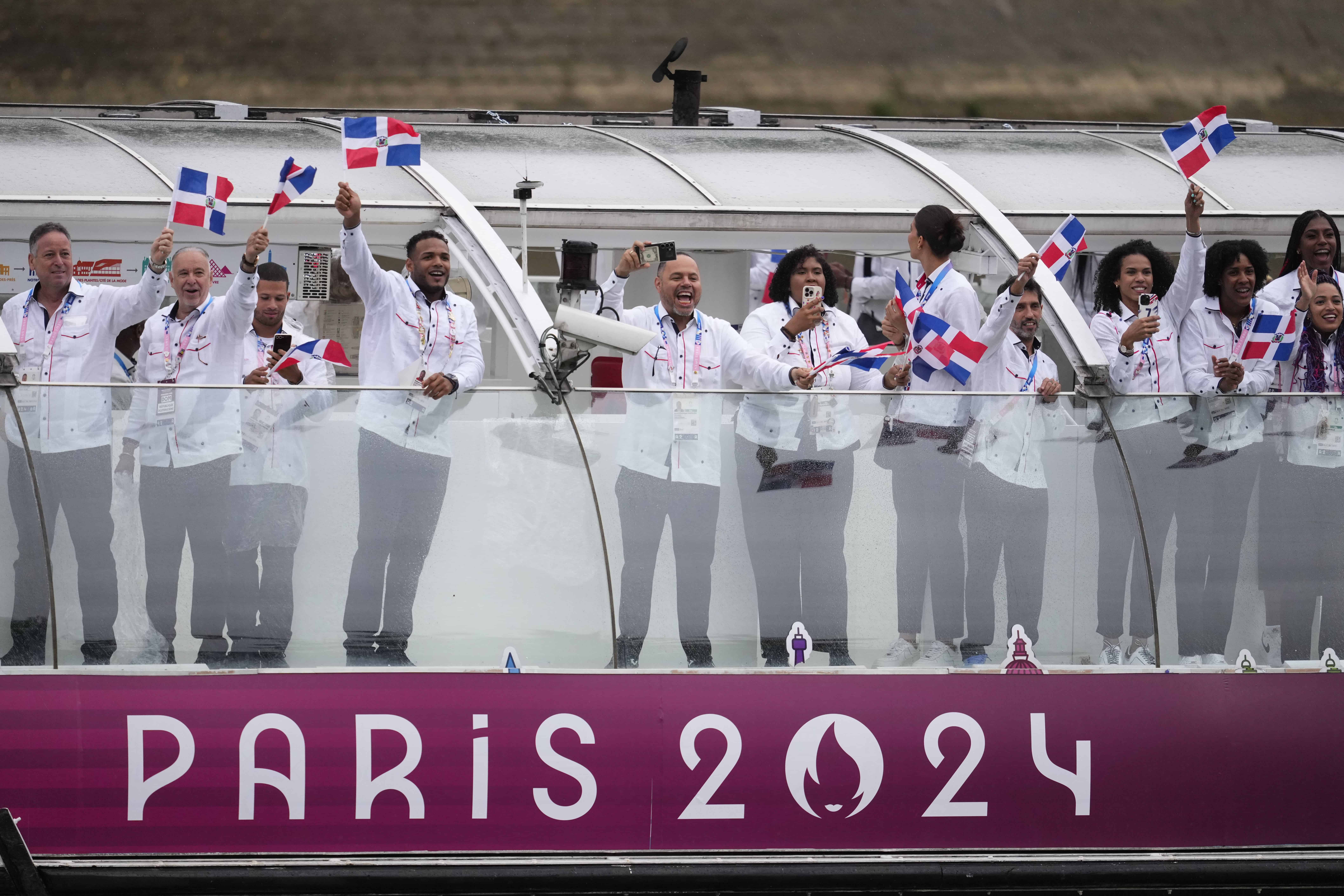 El equipo de transporte de botes de República Dominicana recorre el Sena en París, Francia, durante la ceremonia de apertura de los Juegos Olímpicos de Verano de 2024, el viernes 26 de julio de 2024.