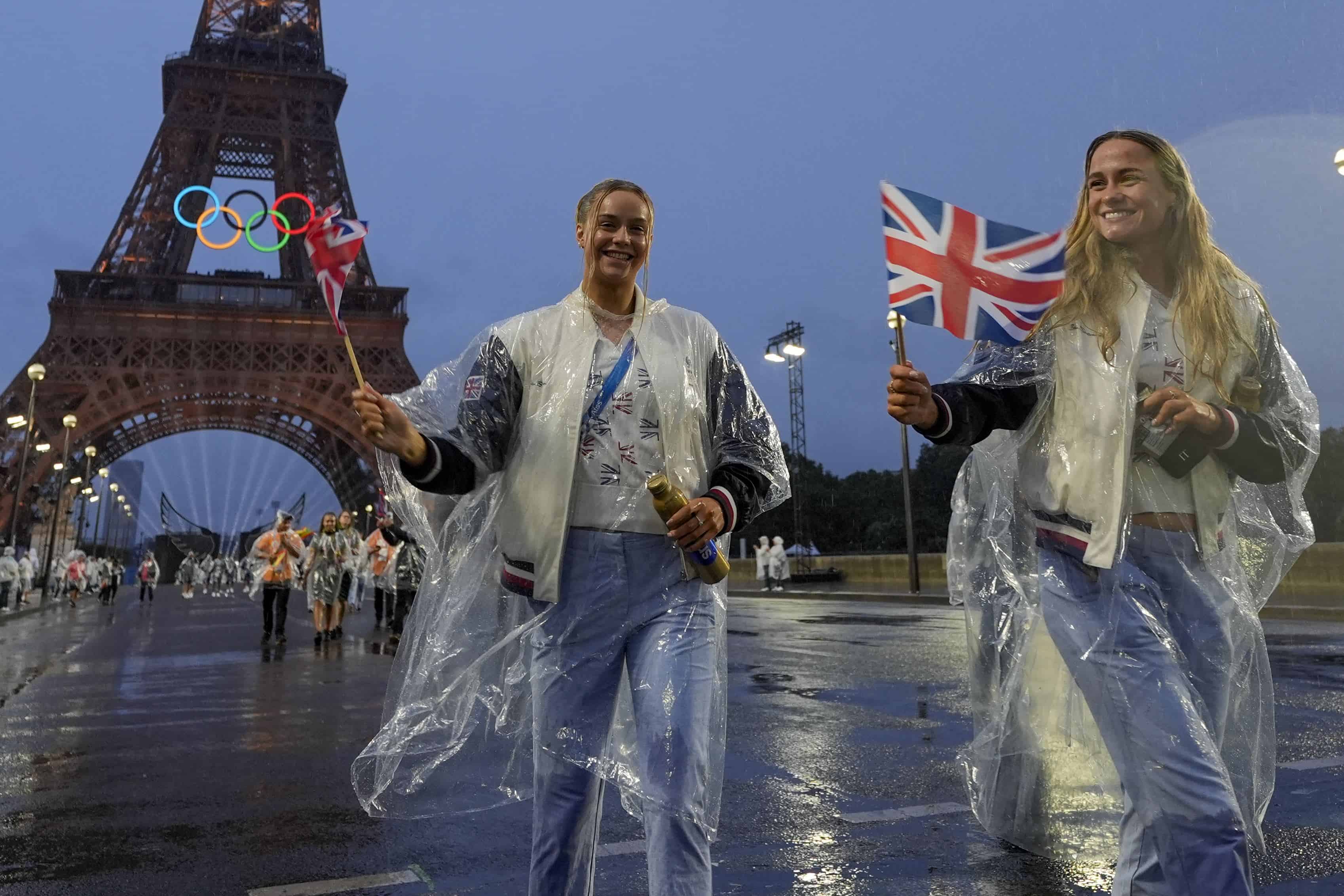 Atletas británicos caminan cerca de la Torre Eiffel en París, Francia, durante la ceremonia de apertura de los Juegos Olímpicos de Verano de 2024, el viernes 26 de julio de 2024.