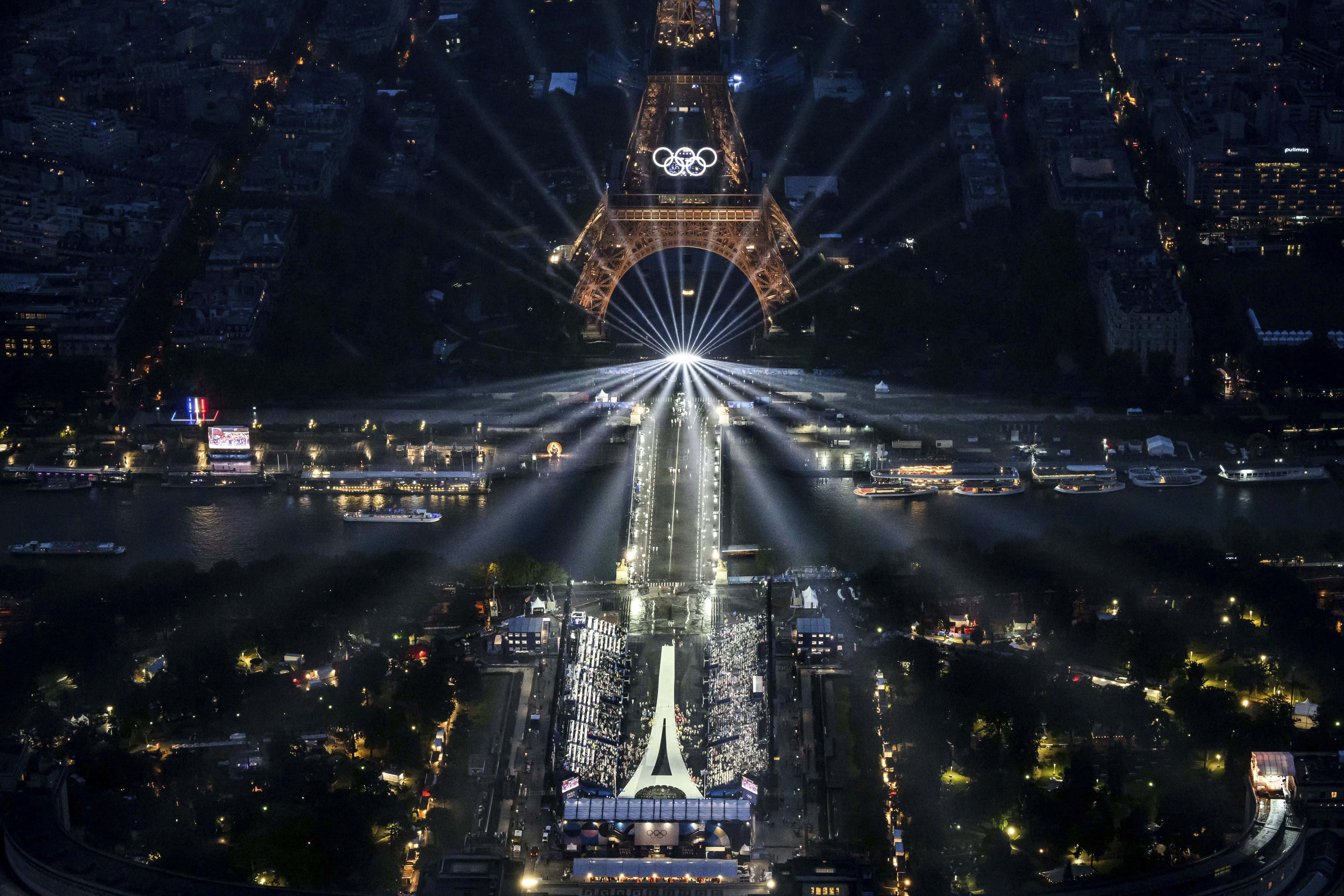 La Torre Eiffel y los anillos olímpicos se iluminan durante la ceremonia de apertura de los Juegos Olímpicos de Verano de 2024 en París, Francia, el viernes 26 de julio de 2024.