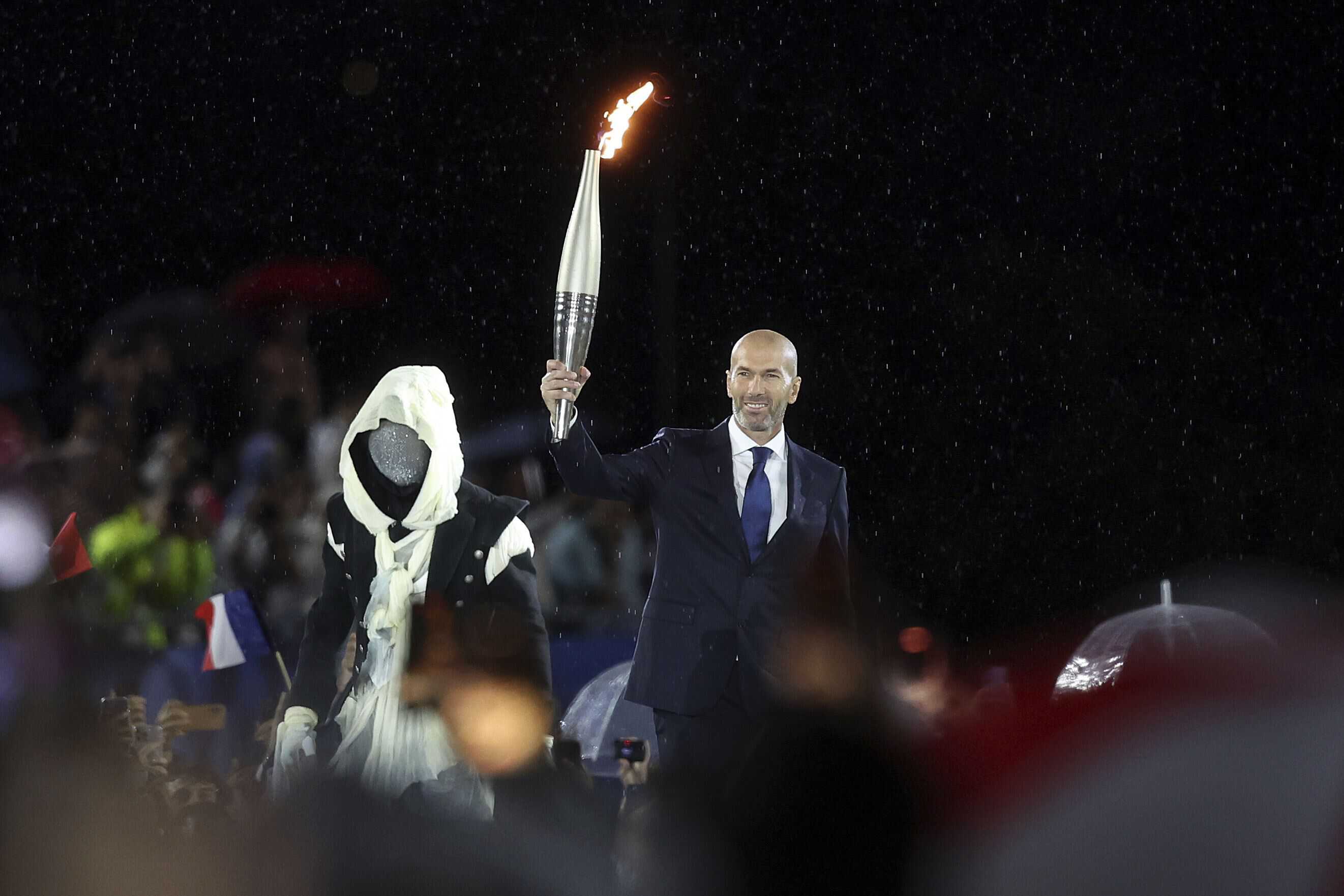 Zinedine Zidane lleva la antorcha olímpica durante la ceremonia de apertura de los Juegos Olímpicos de Verano de 2024, el viernes 26 de julio de 2024 en París, Francia.