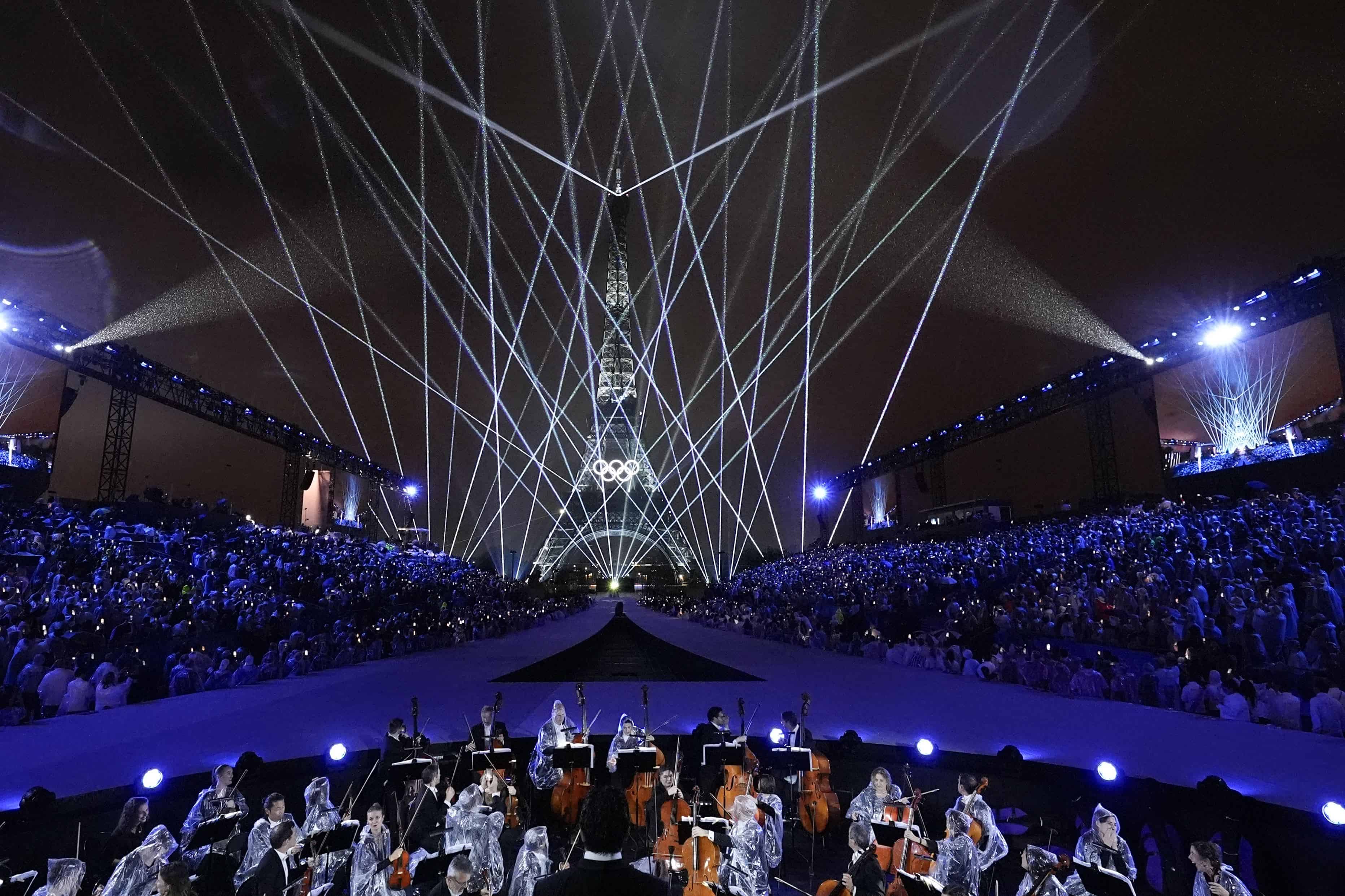 Se proyecta un espectáculo de luces desde la Torre Eiffel en París, Francia, durante la ceremonia de apertura de los Juegos Olímpicos de Verano de 2024, el viernes 26 de julio de 2024.