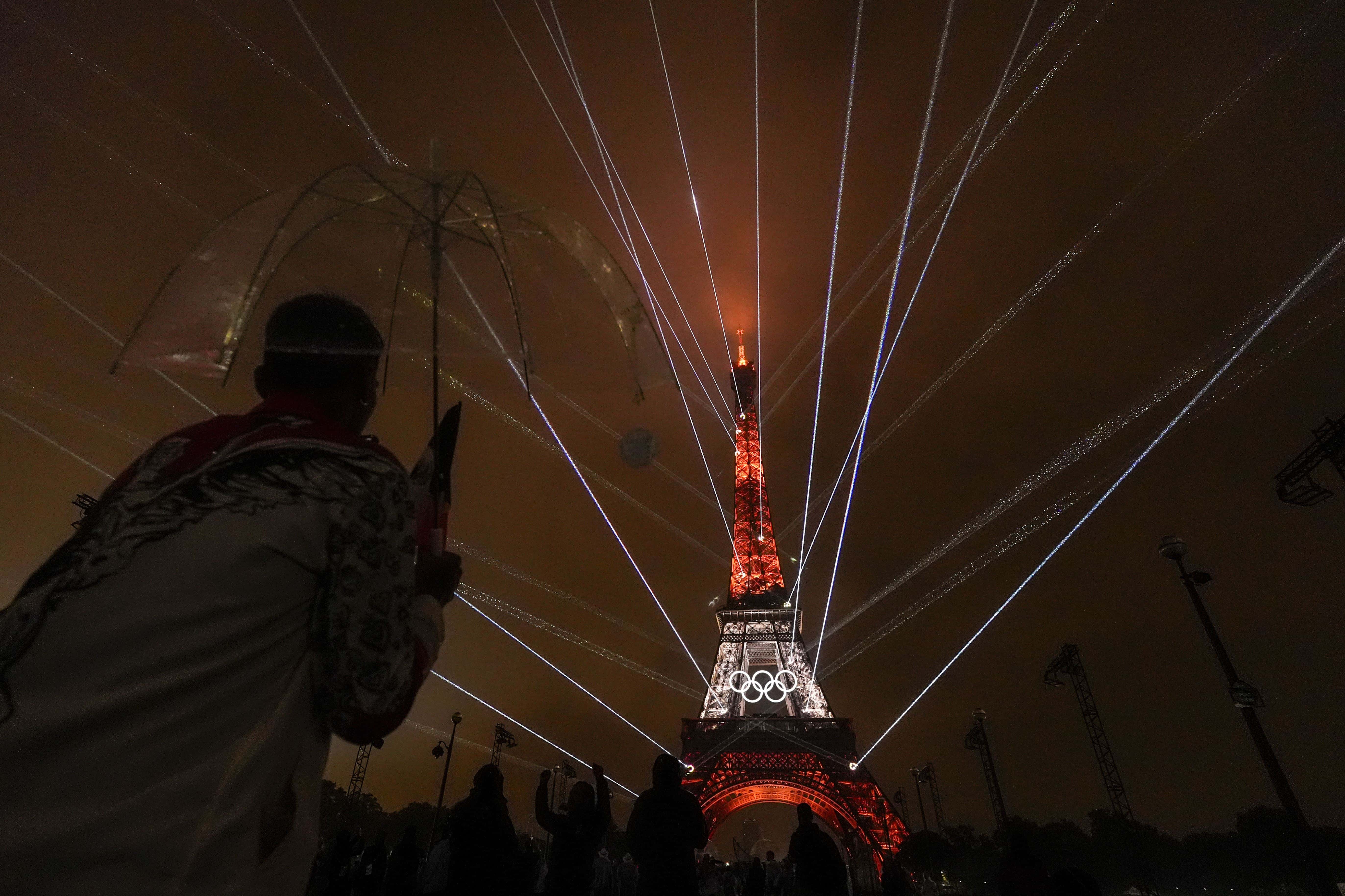 Un despliegue de luces en la Torre Eiffel durante la ceremonia de inauguración de los Juegos Olímpicos de París, el viernes 26 de julio de 2024.