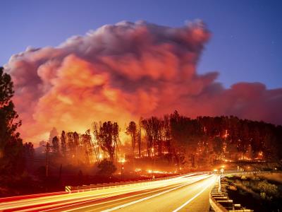 Gente huye de ciudad de Idaho mientras avanzan incendios forestales