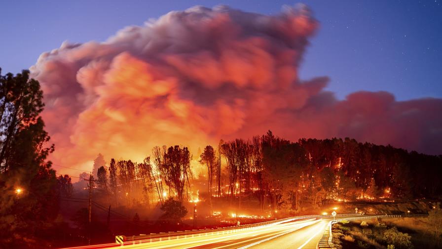 La gente huye de una ciudad de Idaho mientras avanzan los incendios forestales