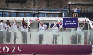 Con Audrys Nin Reyes y Marileidy Paulino, la delegación dominicana desfiló por el Sena