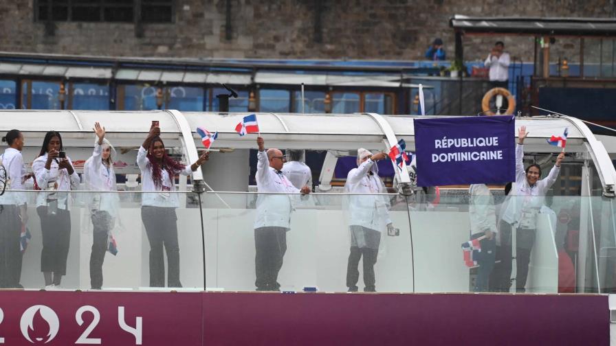 Con Audrys Nin Reyes y Marileidy Paulino, la delegación dominicana desfiló por el Sena