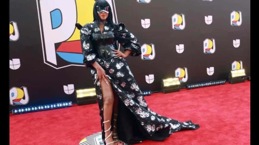 Lysee desfila por la alfombra roja de los Premios Juventud 2024