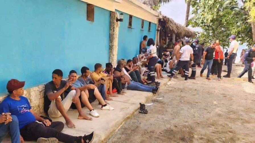 Son dominicanos los ocupantes de embarcación ilegal que naufragó en Guayacanes; iban a Puerto Rico Son dominicanos los ocupantes de embarcación ilegal que naufragó en Guayacanes; iban a Puerto Rico