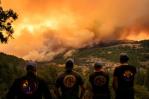 Megaincendio en California desafía a los bomberos y amenaza a miles de personas