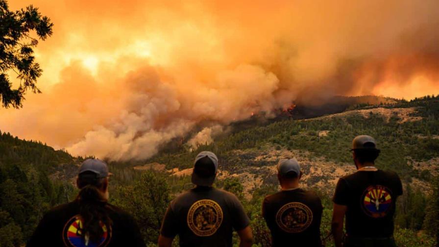 Megaincendio en California desafía a los bomberos y amenaza a miles de personas