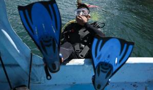 Hombres rana recuperan desechos en las profundidades del lago más icónico de Guatemala