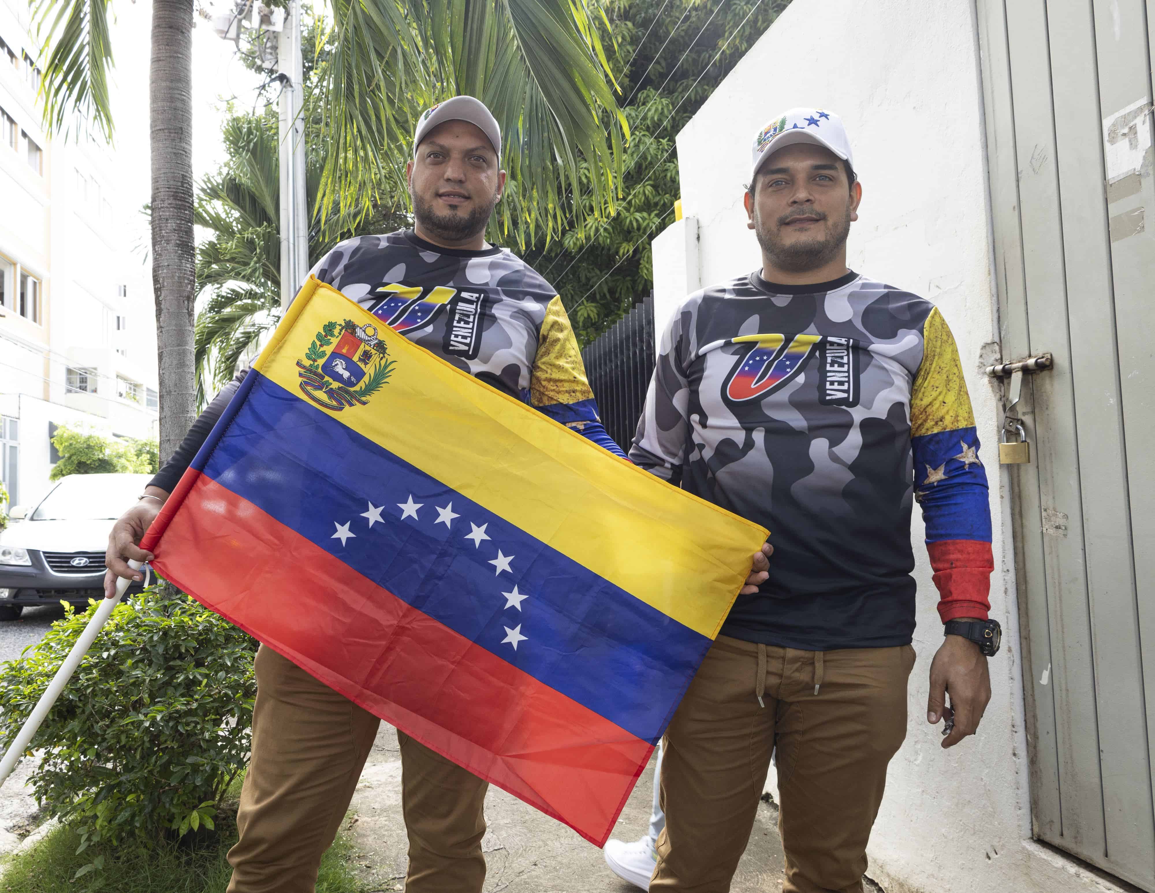 A los votantes no le permitieron ingresar al centro con ropa alusiva a su país.