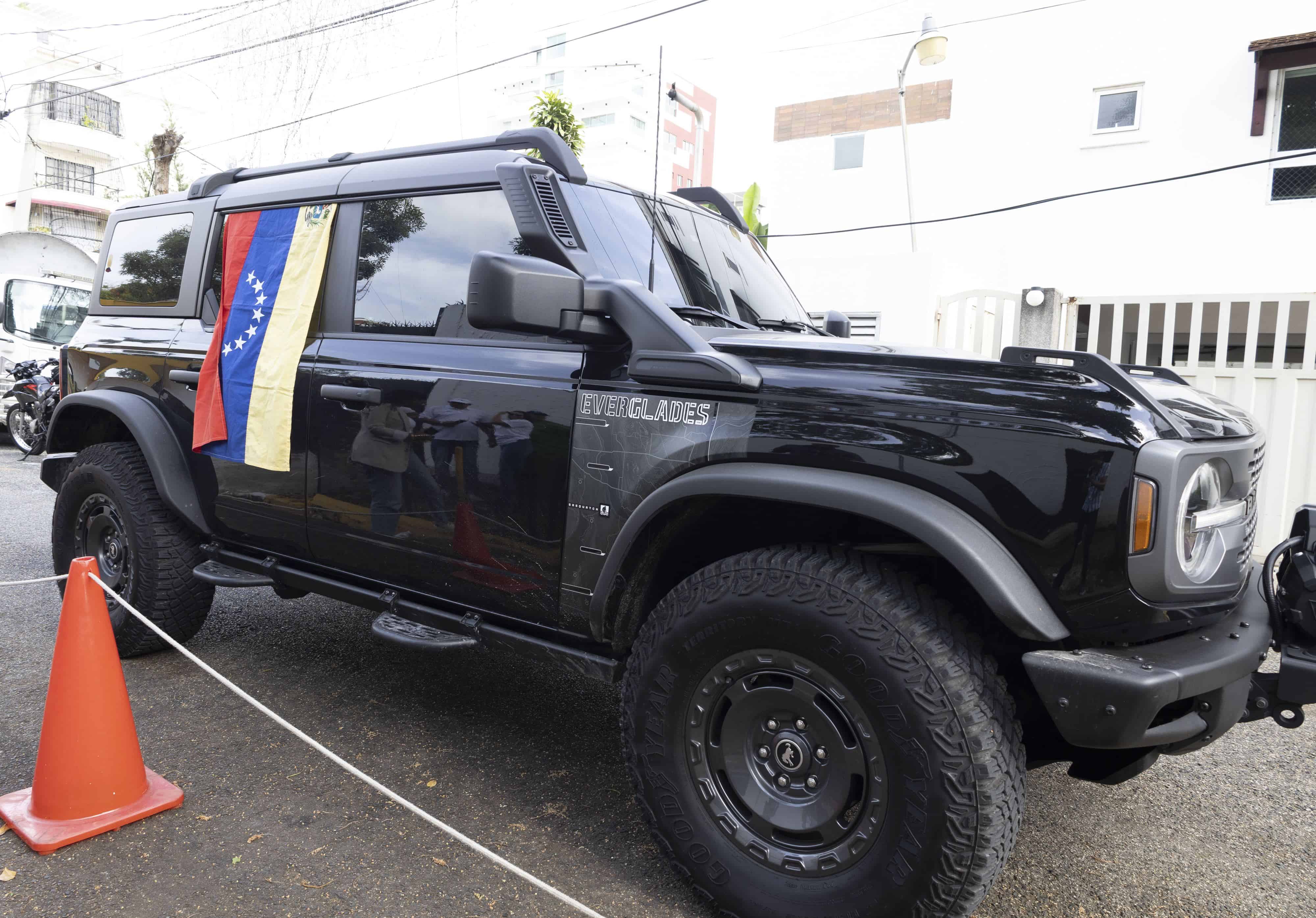 Venezolanos con banderas en vehículos.