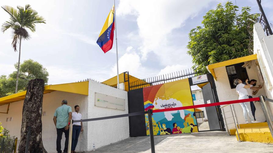 Los diplomáticos venezolanos ya salieron del país