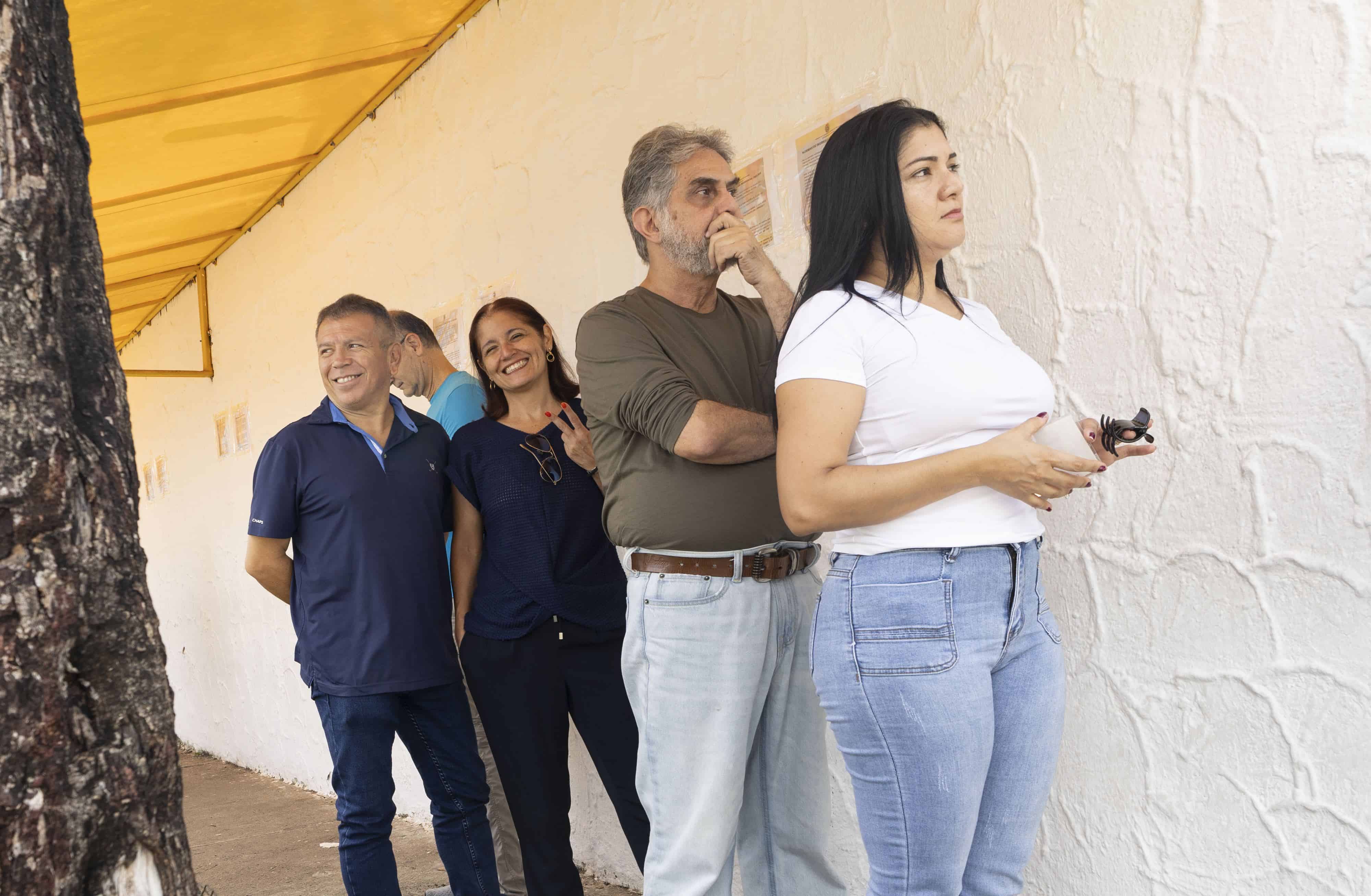 Fila de votantes en espera para poder ejercer su voto.