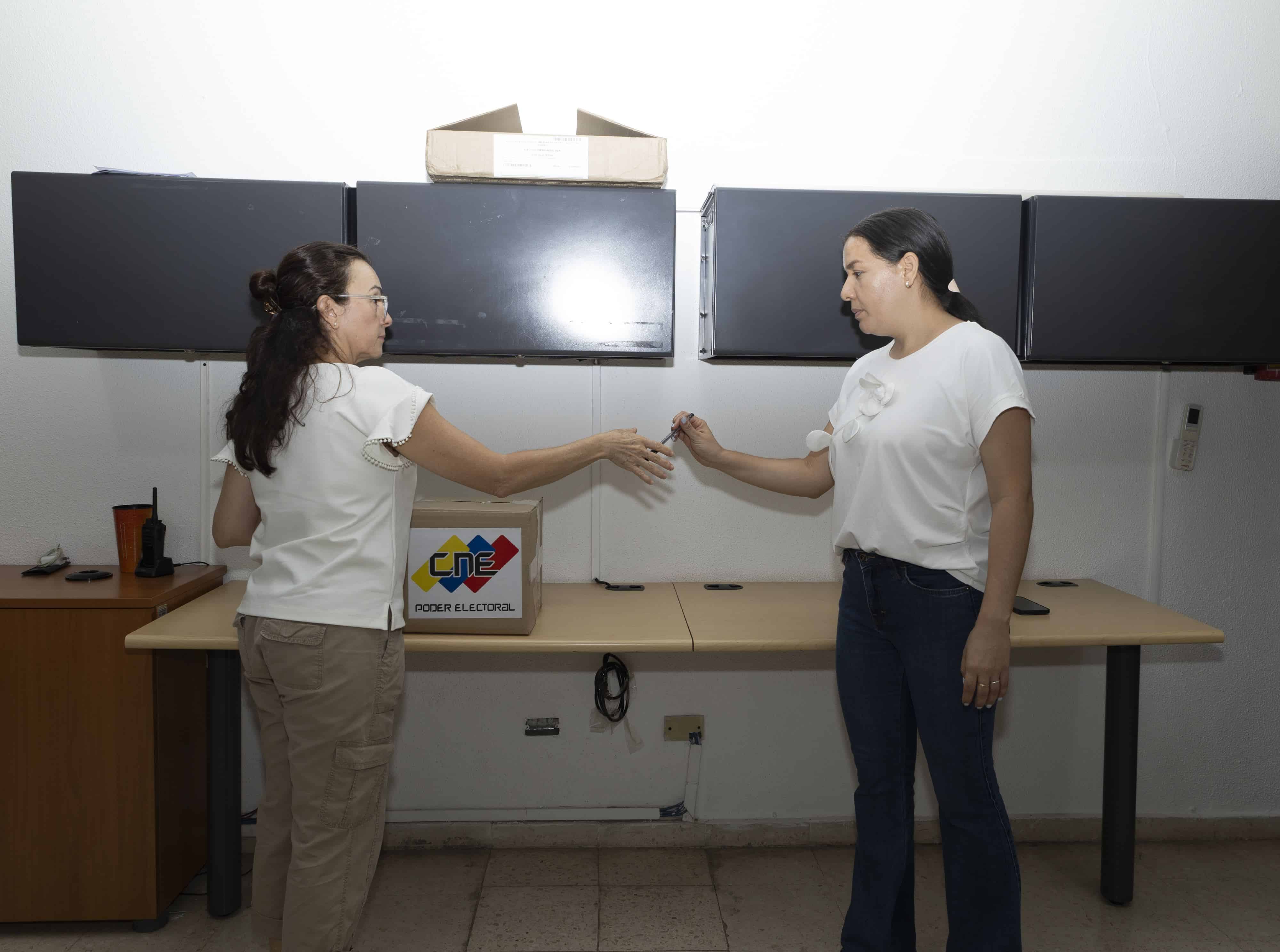 Venezolana ejerce su derecho al voto.