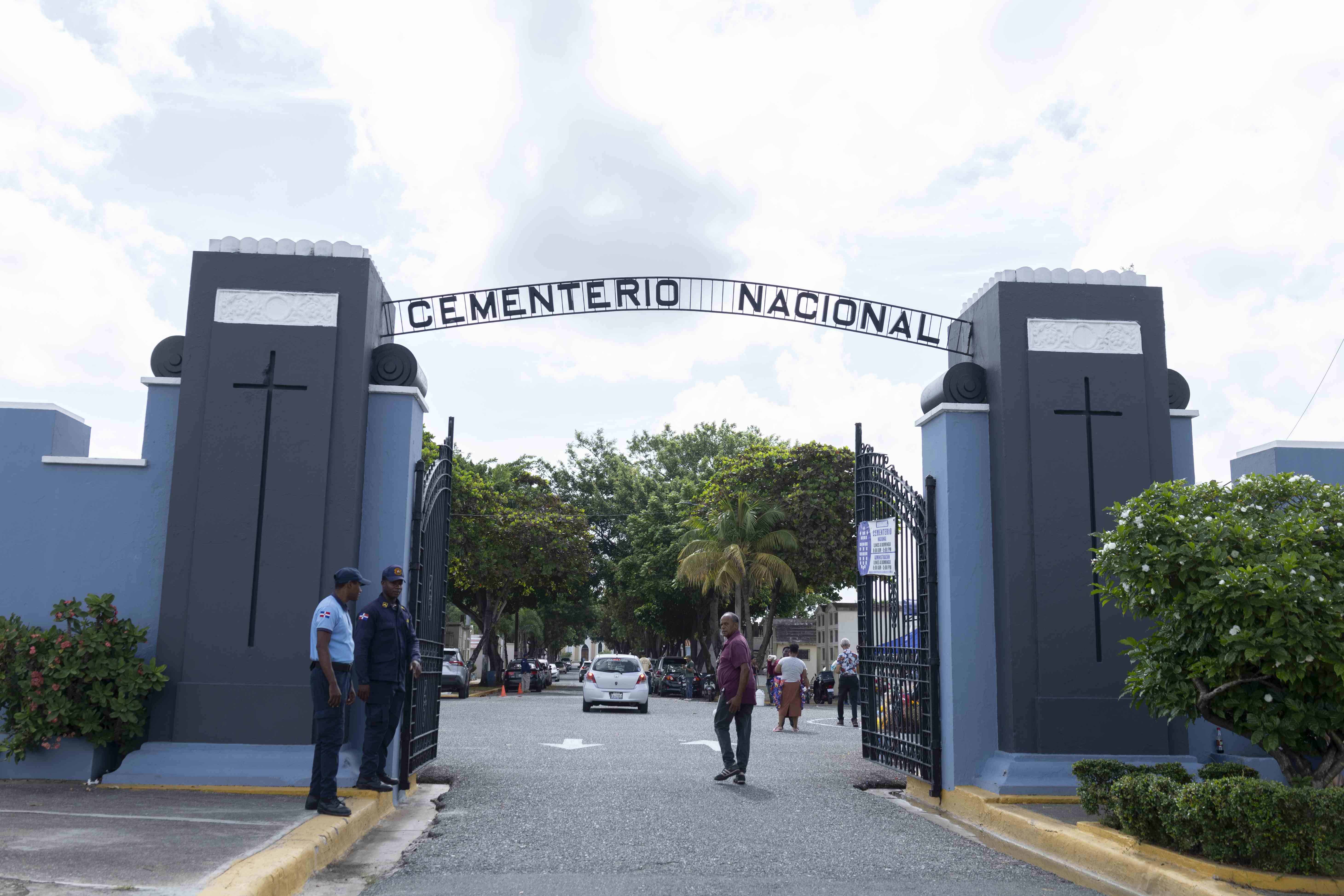 Un vehículo entrando al Cementerio Nacional Máximo Gómez, donde decenas de familias acuden para visitar la tumba de sus padres.