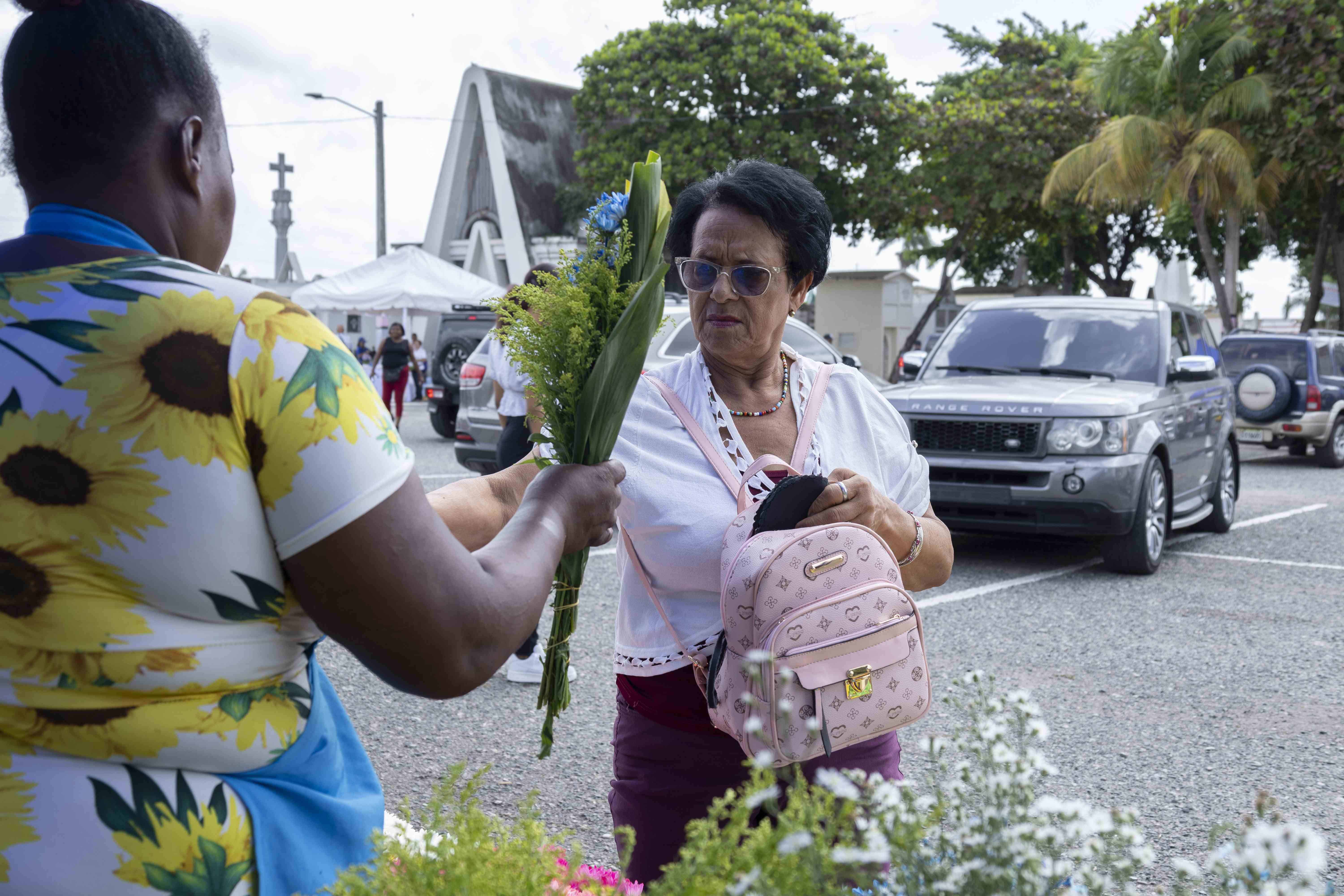 Una vez entrado al camposanto, se observan personas que acuden a comprar flores frescas para sus parientes.