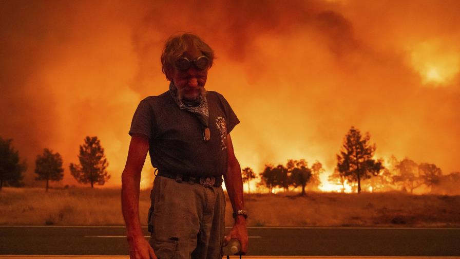 Bomberos asistidos por un clima más fresco combaten un gran incendio en California