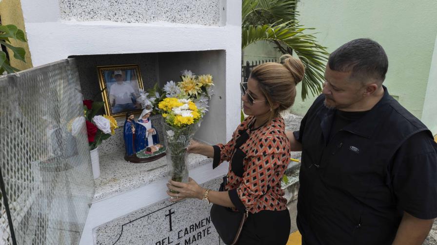 Hijos honran la memoria de sus padres fallecidos