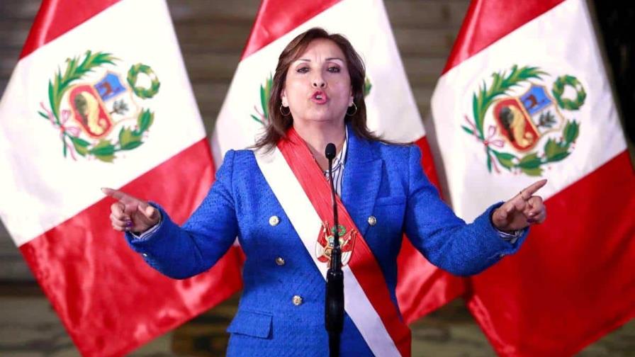 En día nacional, presidenta de Perú brinda informe ante un Congreso semivacío y protestas en calles