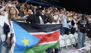 Interrumpe fallo en himno, pero no arruina debut olímpico de Sudán del Sur en baloncesto masculino