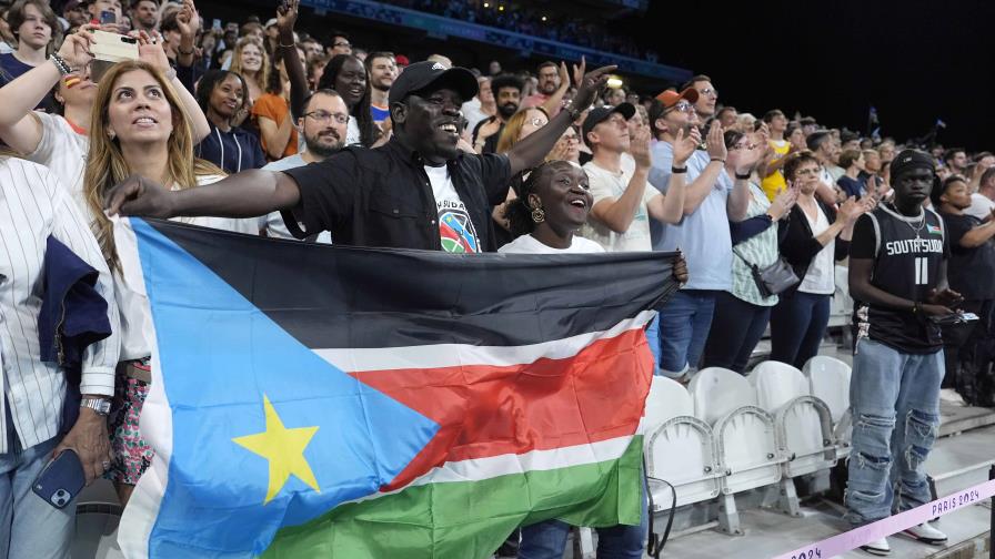 Interrumpe fallo en himno, pero no arruina debut olímpico de Sudán del Sur en baloncesto masculino