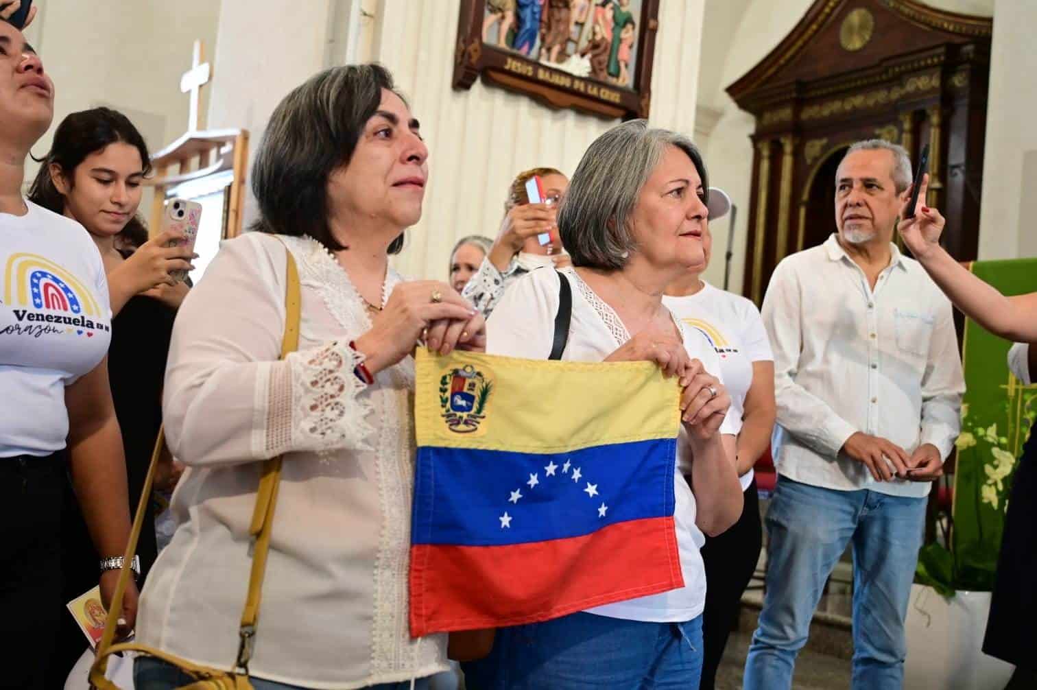 Venezolanos asisten a la misa en Santiago de los Caballeros por las elecciones de su país.